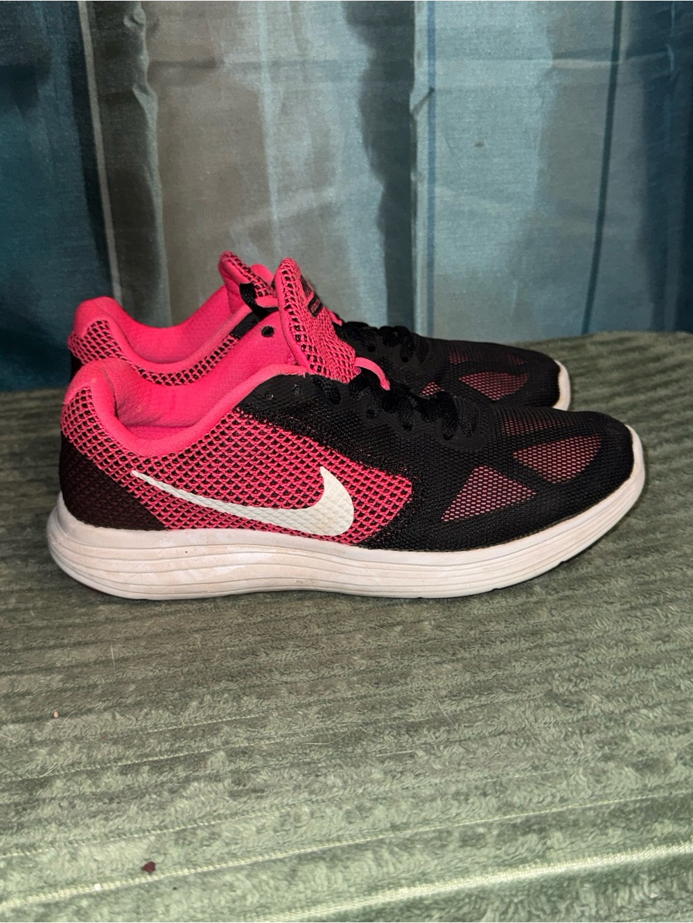 Nike Women’s Black & Pink Mesh Running Sneakers